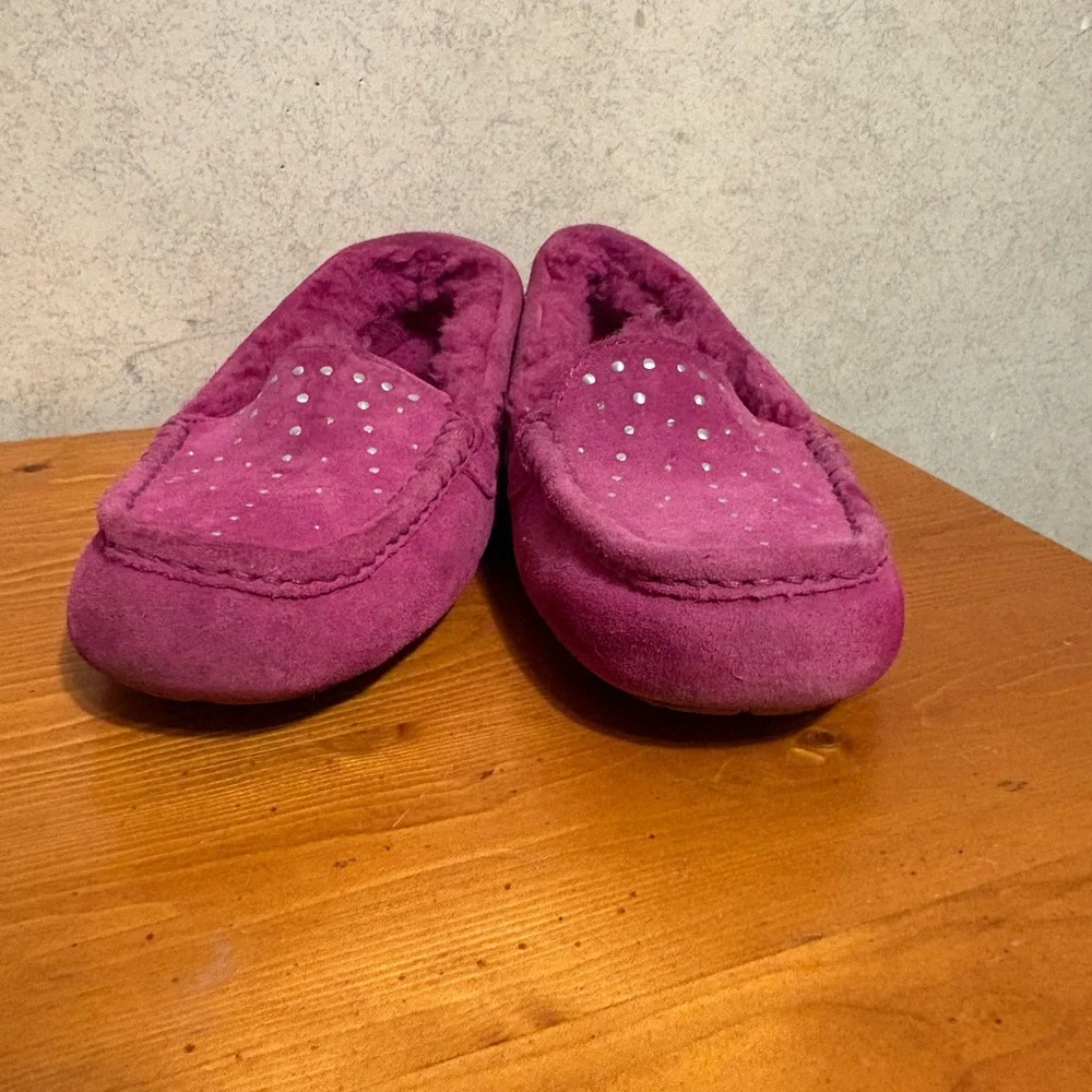 UGG Ansley studded fuchsia suede slippers Slip on Loafers Women’s Size 7